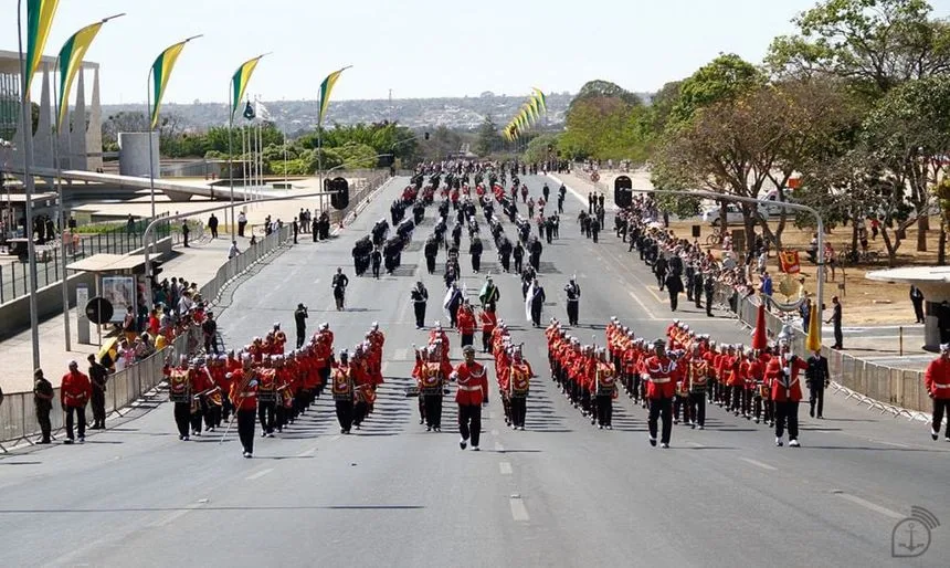 Desfile militar no Rio reúne milhares de pessoas no Dia da Independência