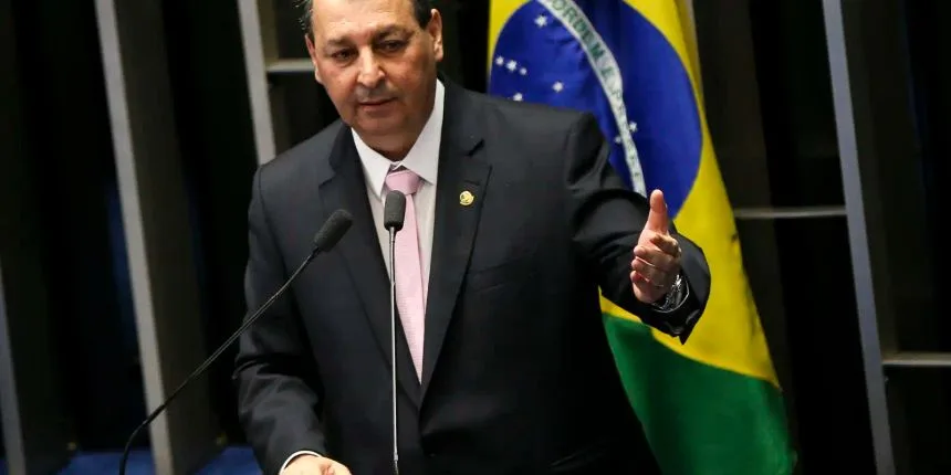 Omar Aziz rejeita emendas da oposição que tentam manter escala 6x1