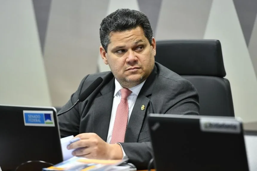 Alcolumbre fica no centro da disputa entre governo e oposição no Senado