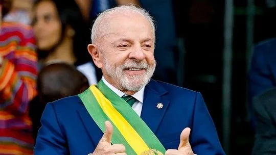 Presidente LULA reajusta Bolsa Família em 15% e piso passa a R$ 691